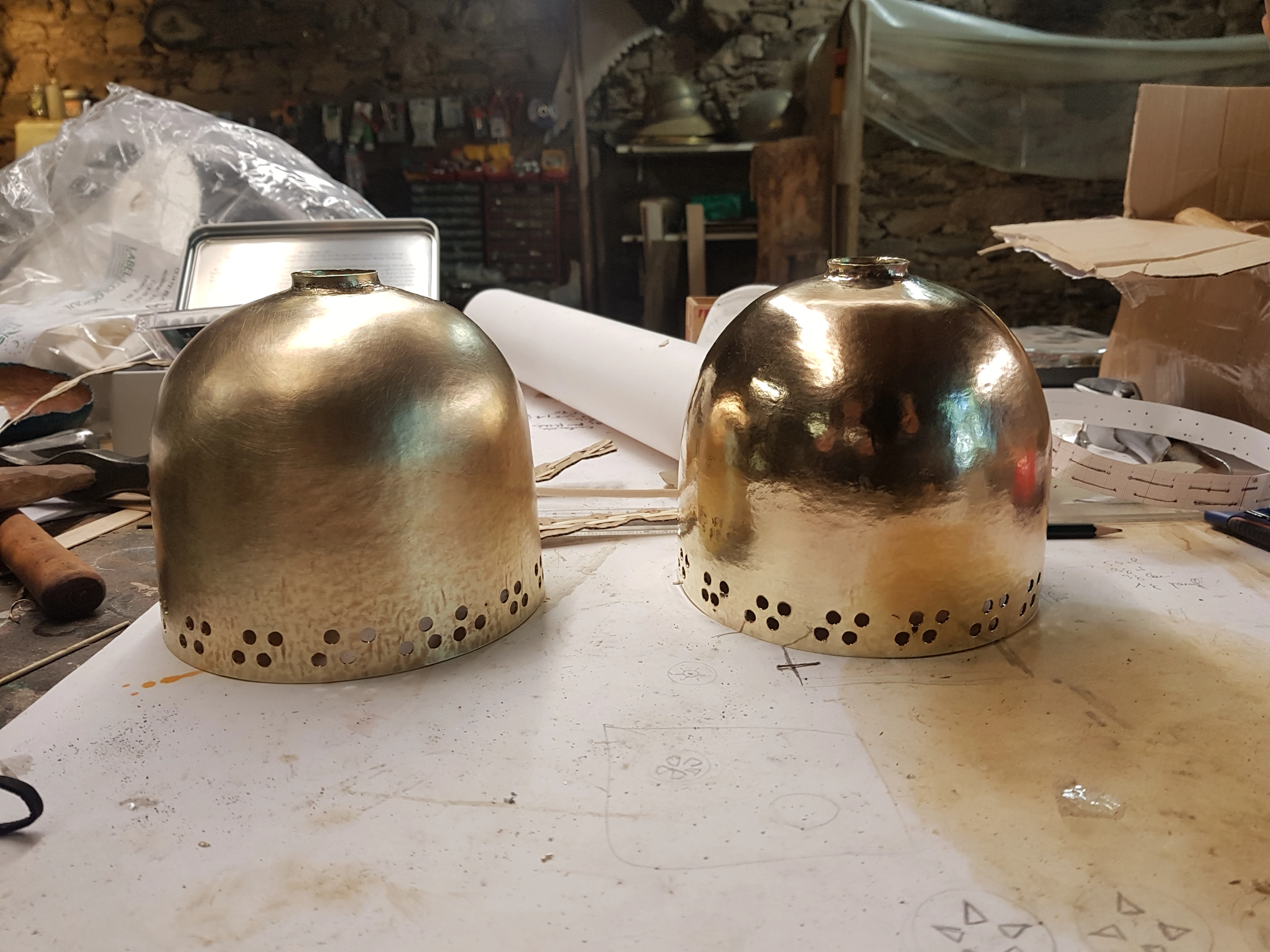 Luminaires en laiton martelés au maillet en buis. Travail de dinanderie