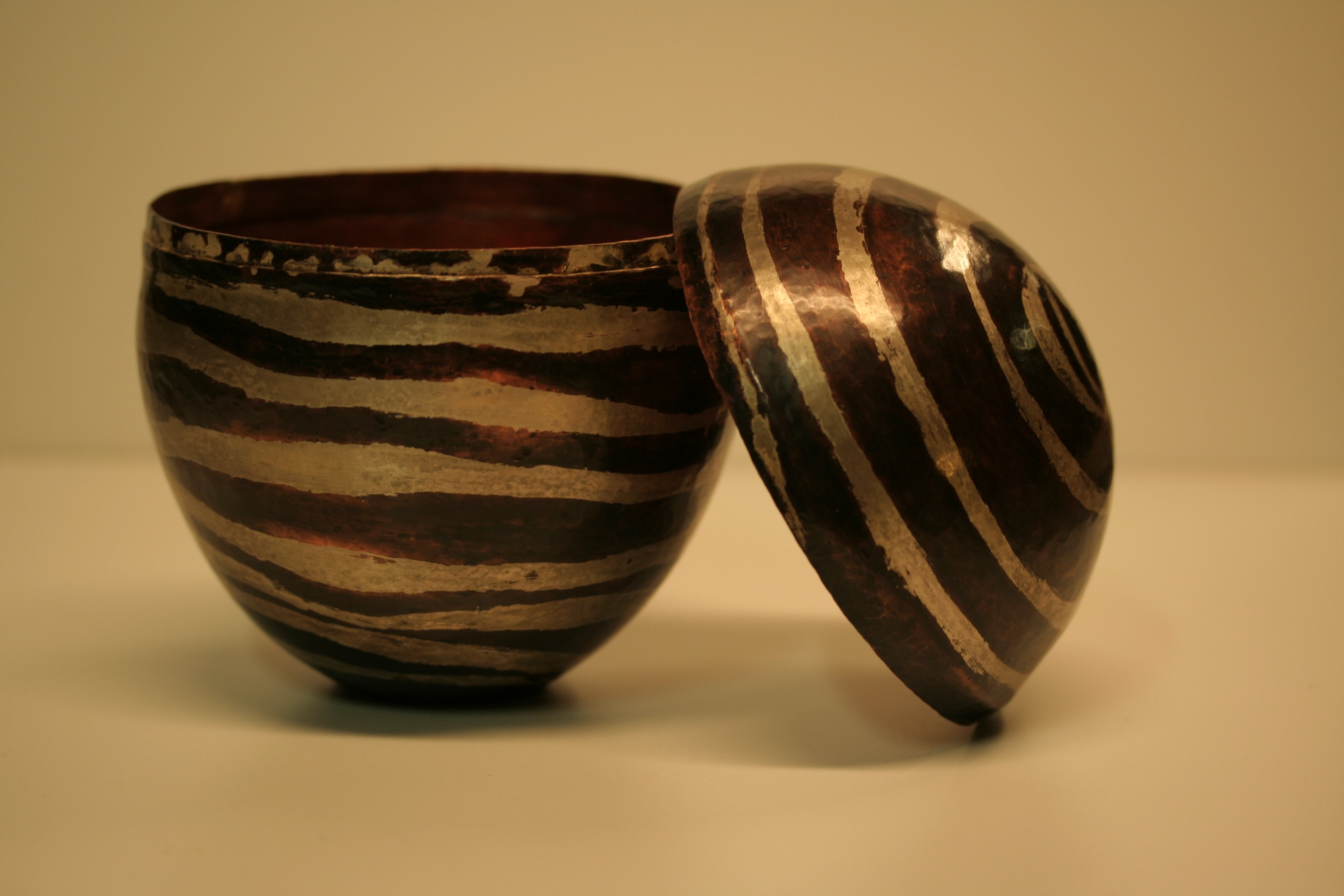 Dinanderie de cuivre patiné avec décors à la brasure d'argent