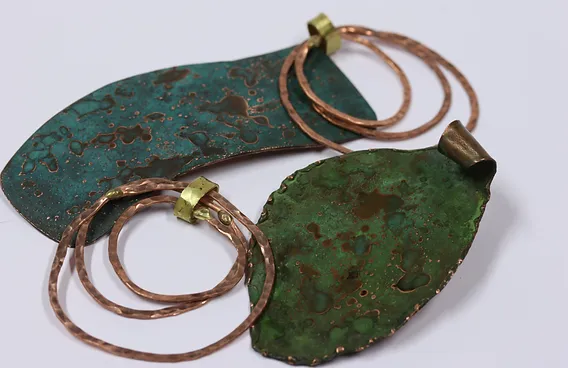 Plaques et fils de cuivre martelés et patinés