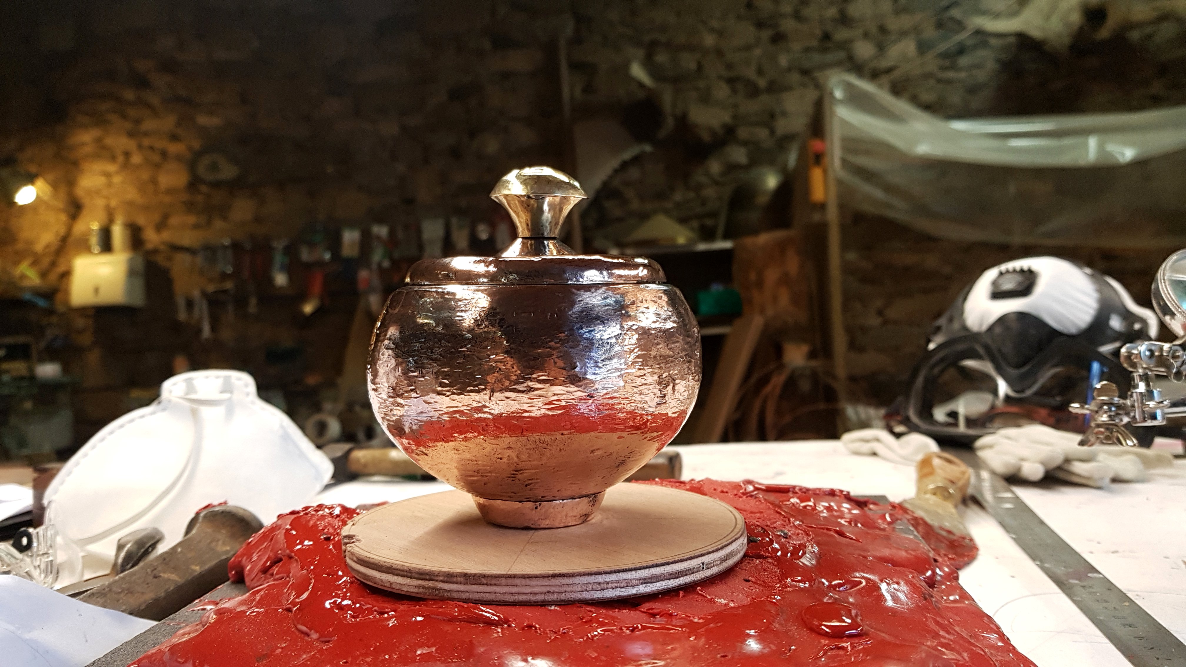 Travail de dinanderie à la rétreinte pour le corps, bouchon martelé et brasé