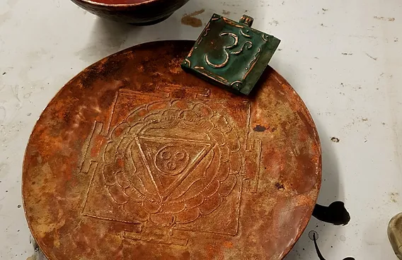 Plaque de cuivre ciselé représentant une figure symbolique