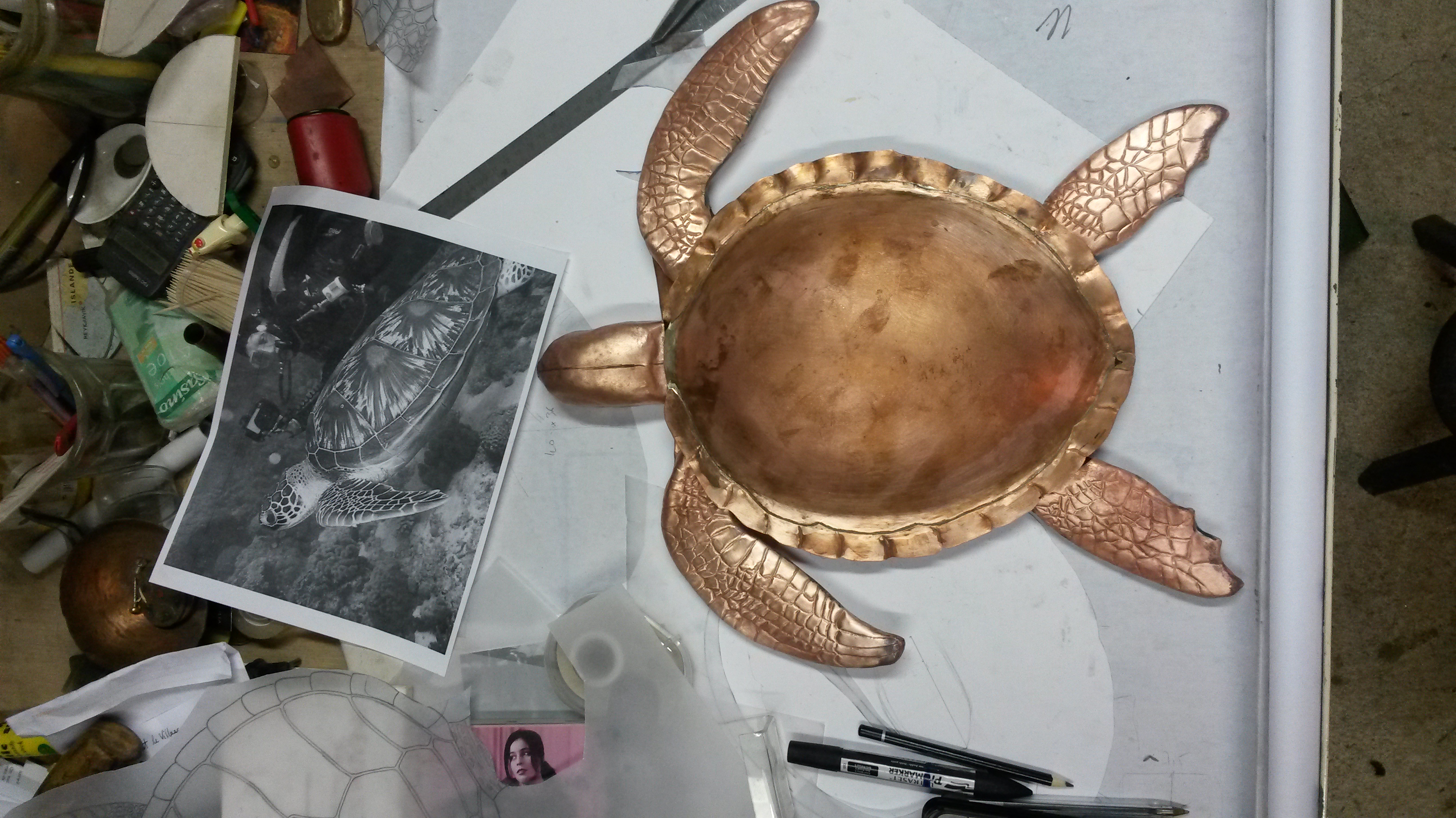 Tortue en cuivre martelé, motifs de ciselure, brasures