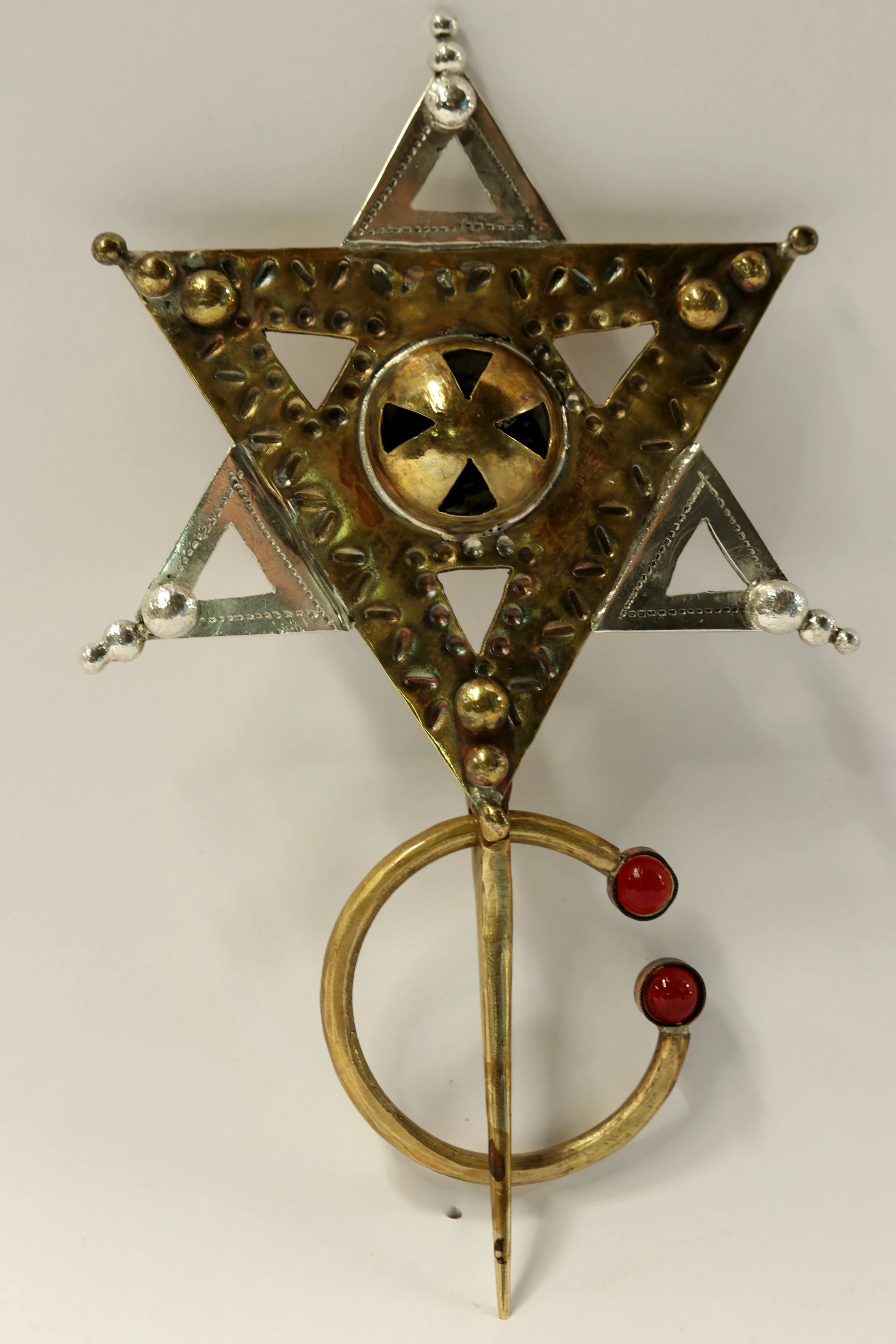 Pièce d'orfèvrerie rassemblant les techniques de découpe, martelage, ciselure, brasures et sertis