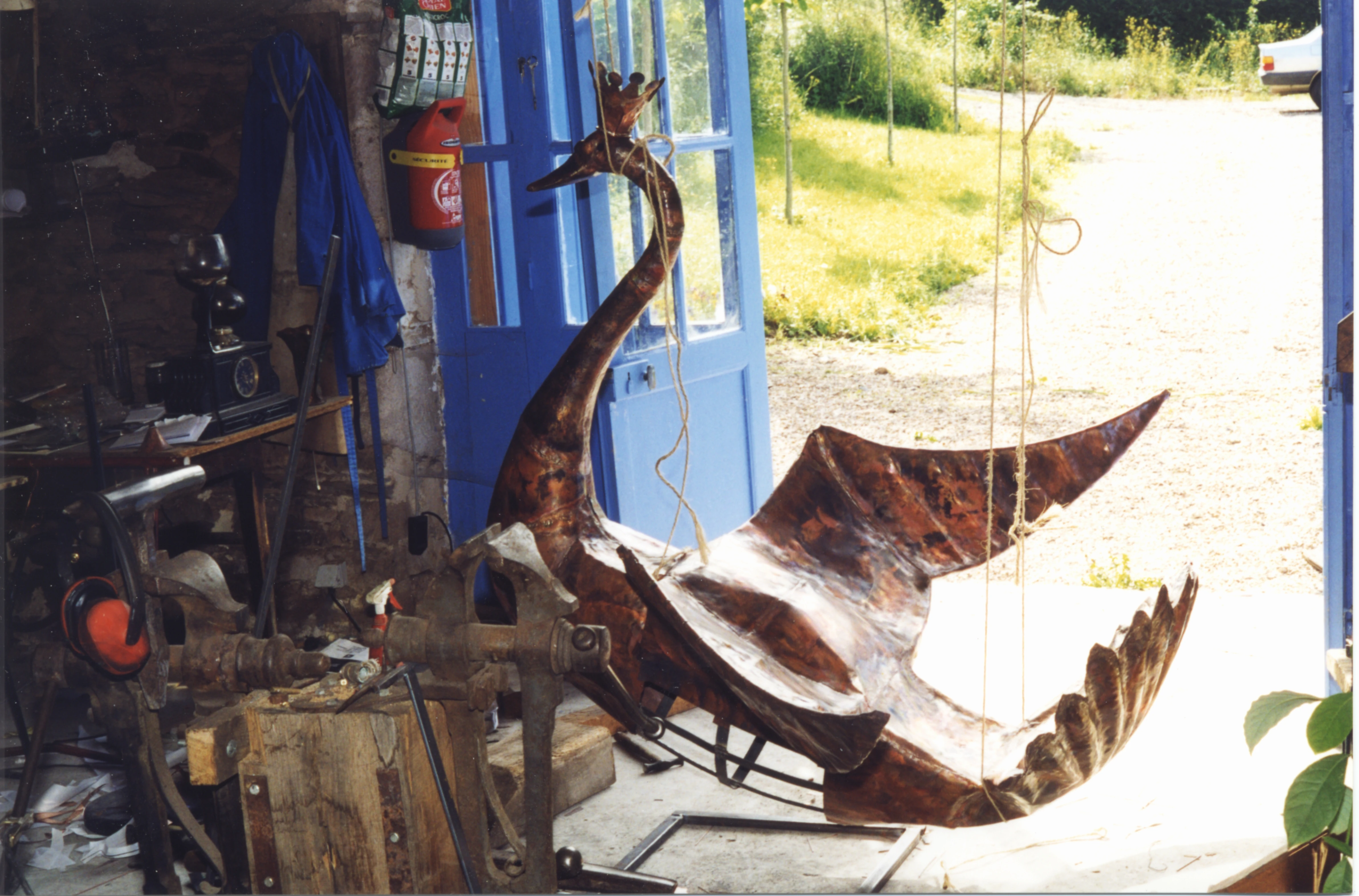 Une sculpture en cuivre martelé sur armature d'acier