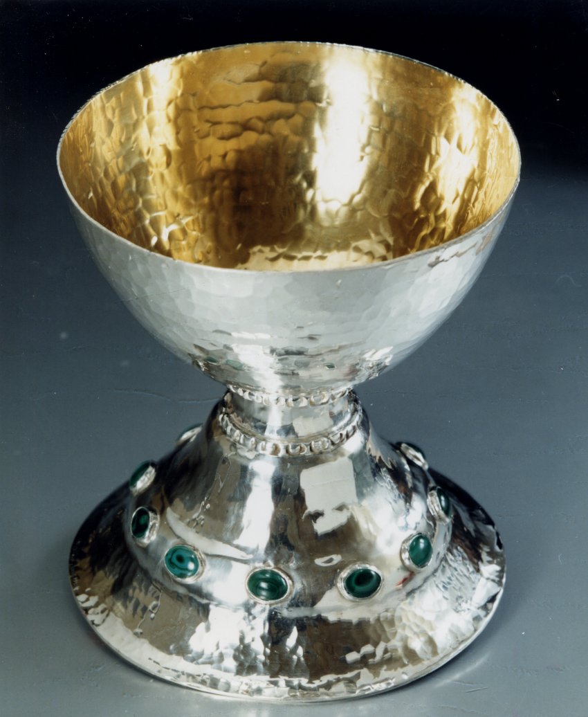 Coupe calice en cuivre argenté par électrolyse, coupe intérieure dorée, cabochons de malachite.