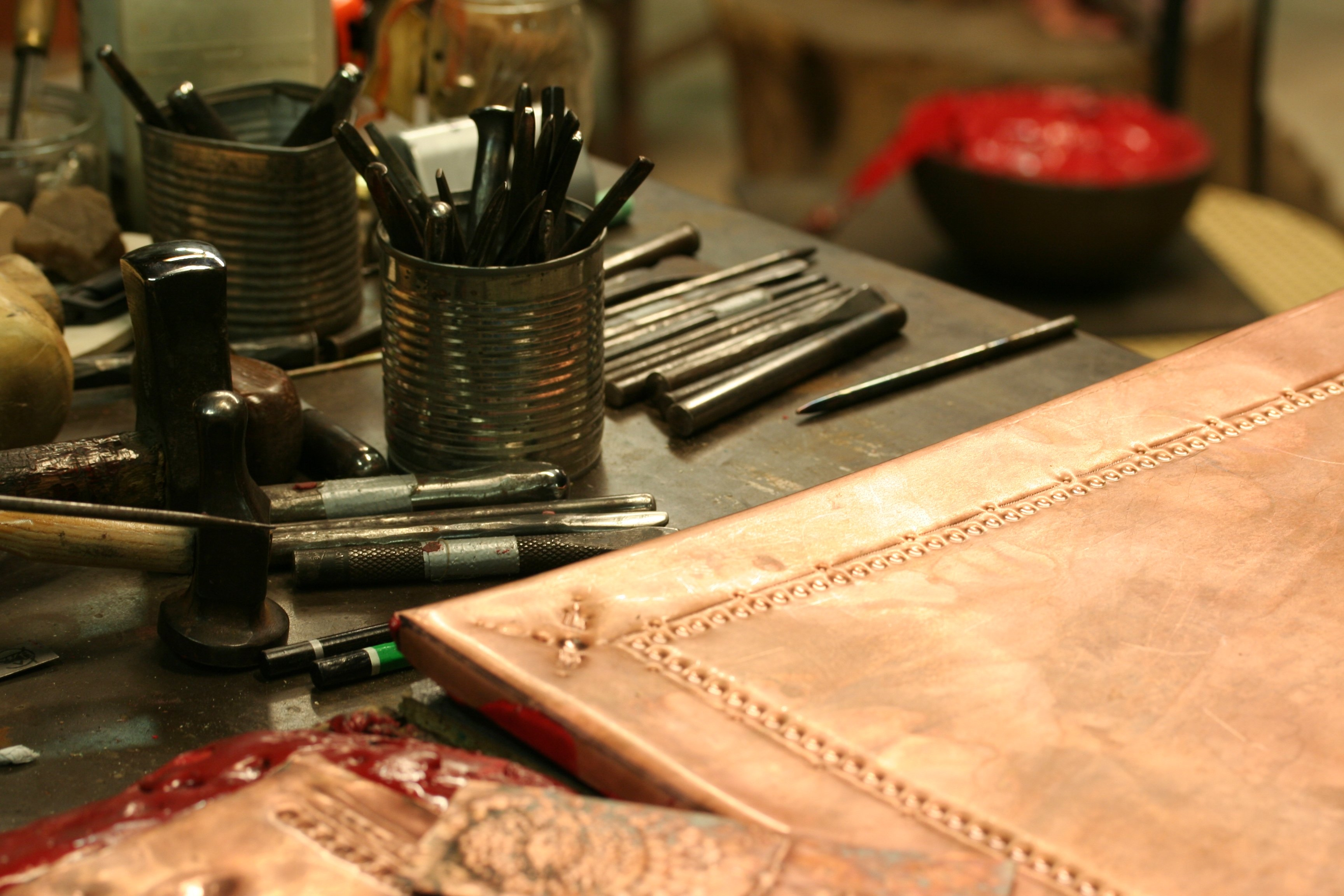 Plaque de cuivre repoussée pour orner un meuble.