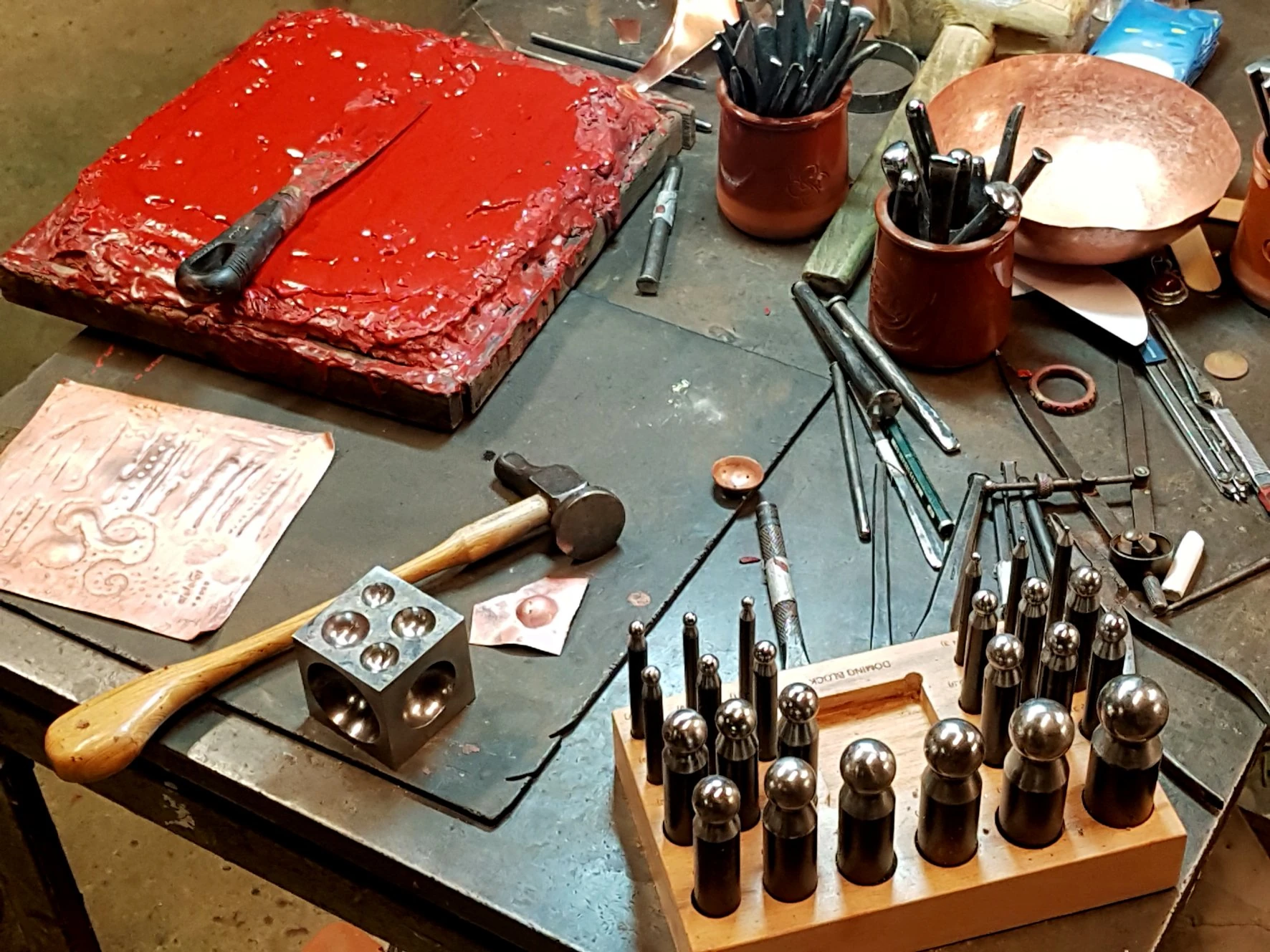 Les outils du ciseleur : marteau de ciseleur, dé à emboutir et bouterolles, ciment de ciseleur et ciselets.