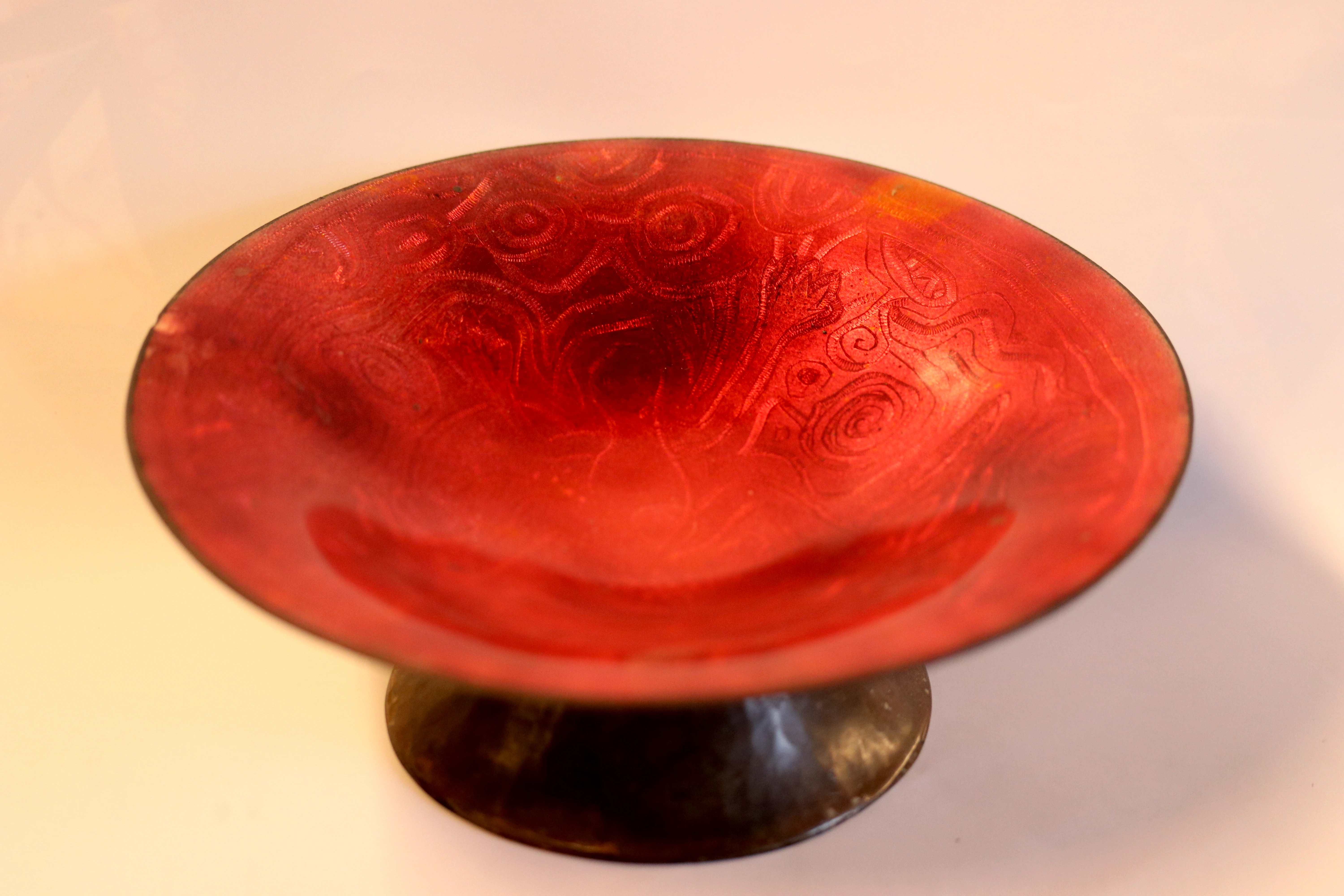 Coupe en émail ,de basse-taille sur pied en cuivre patiné.