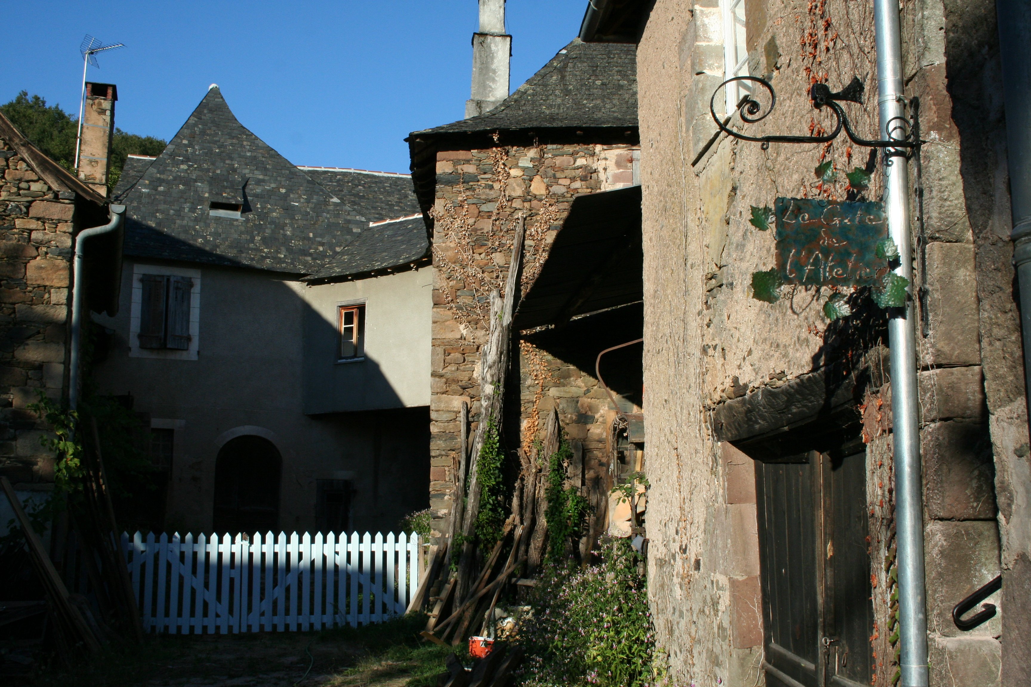 La cour où se trouve le gîte; on peut s'y garer facilement.