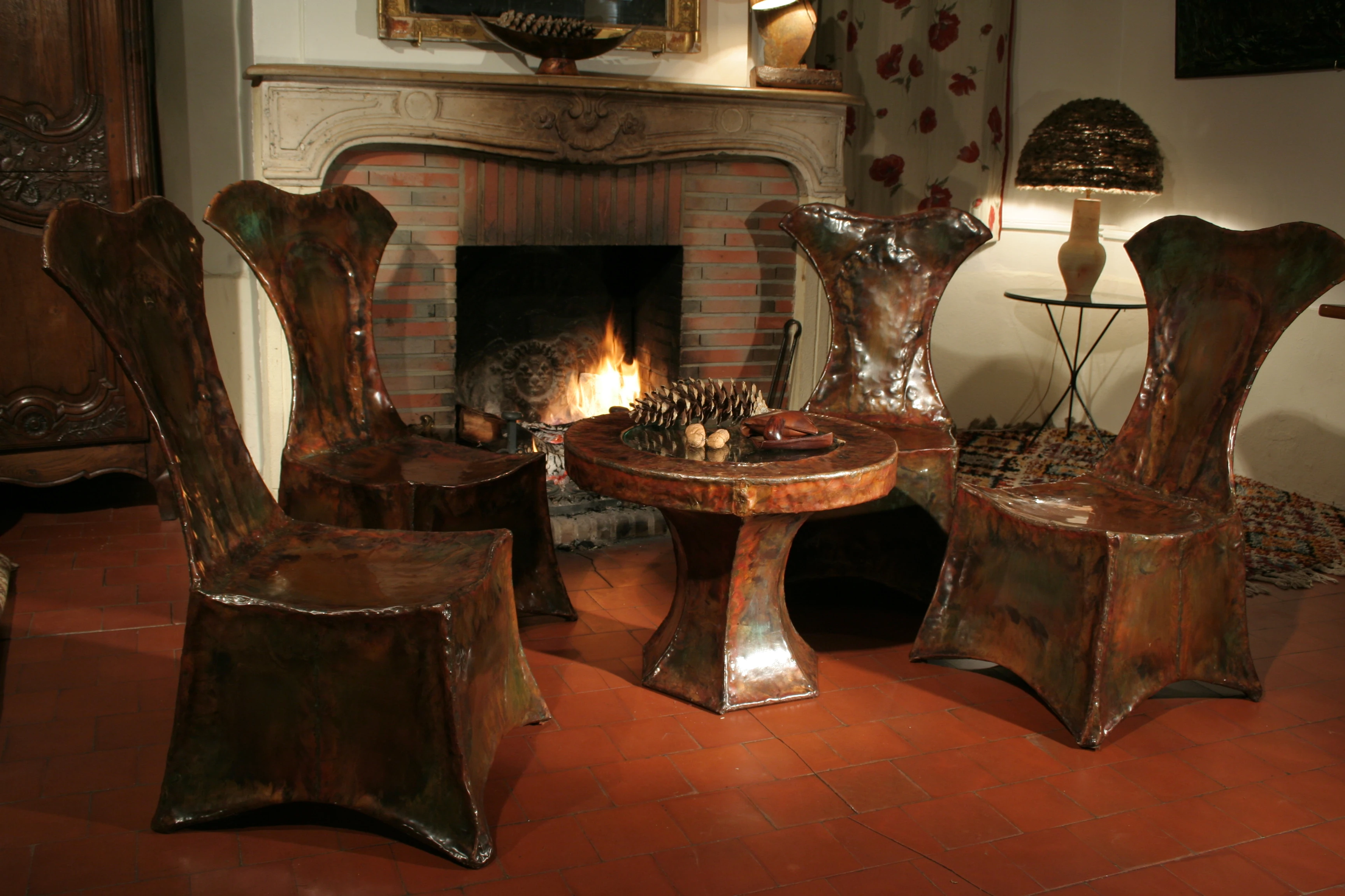 Mobilier de salon en cuivre patiné au feu, armature acier, finition cirée.