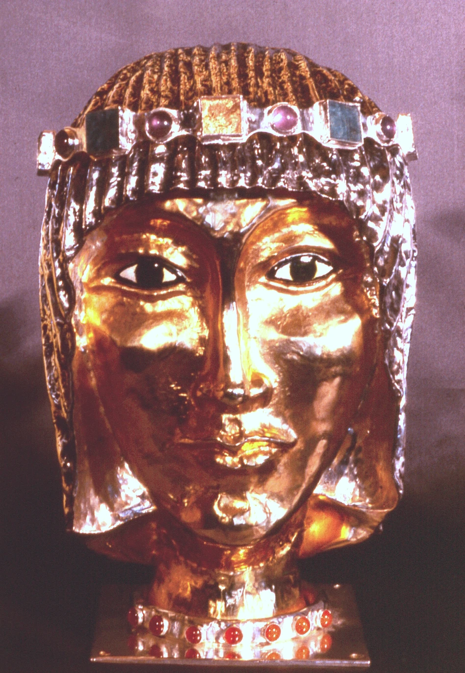 Tête "à l'Egyptienne" en cuivre argenté et doré, diadème avec cristal de roche, améthystes et amazonites. Les yeux sont en émail.