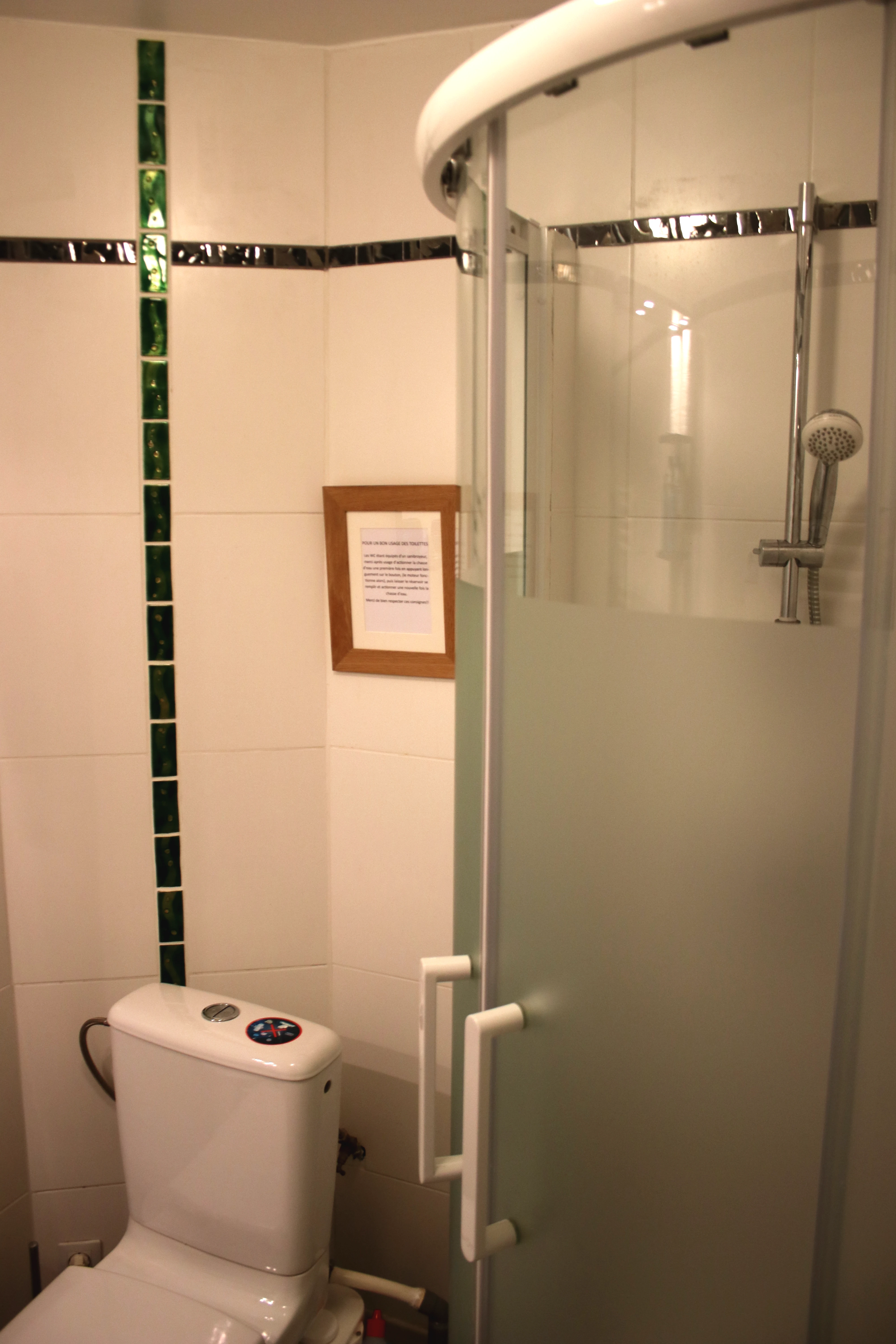 Salle de bains, lavabo, douche et wc.