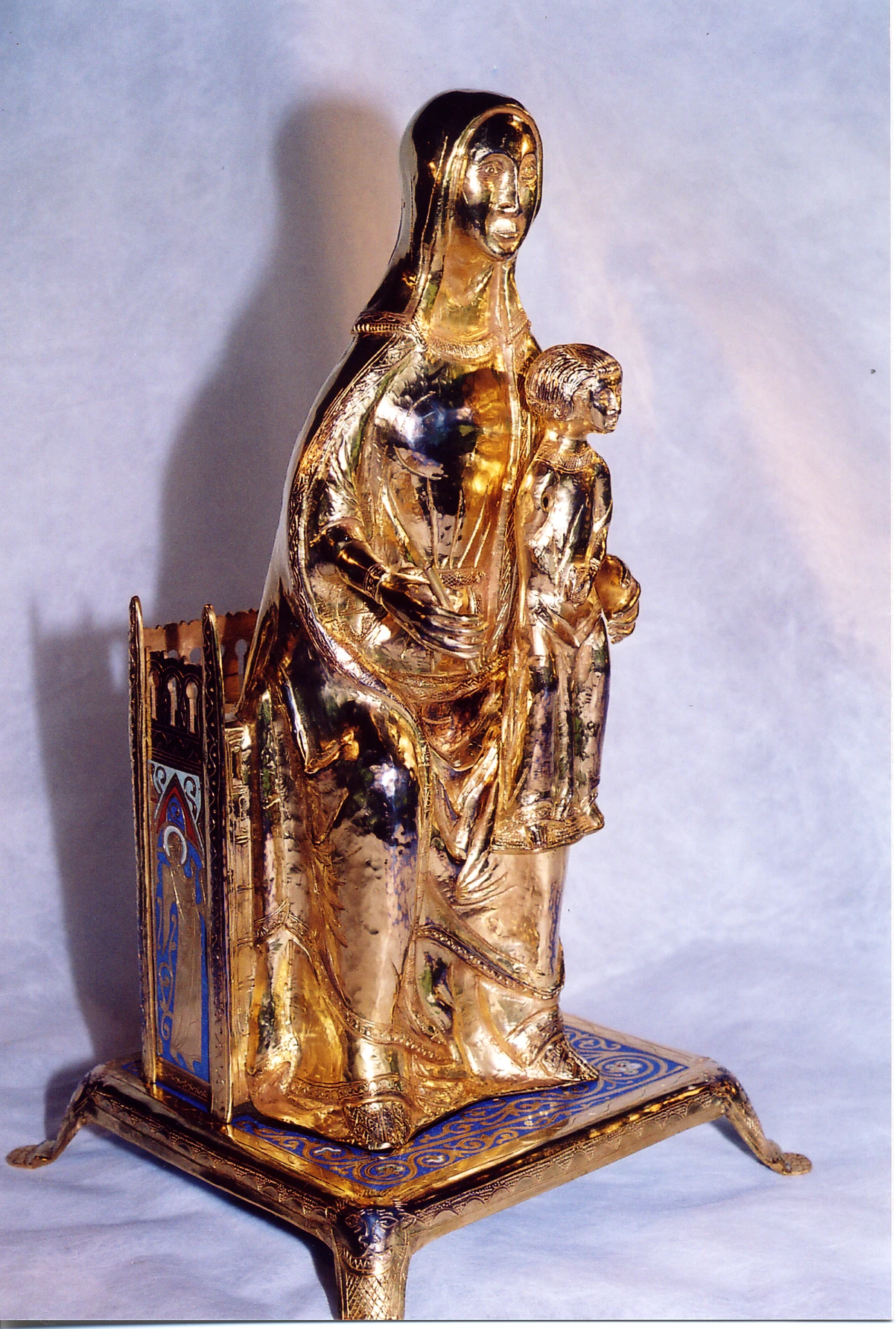 Vierge en majesté en cuivre doré et émaux