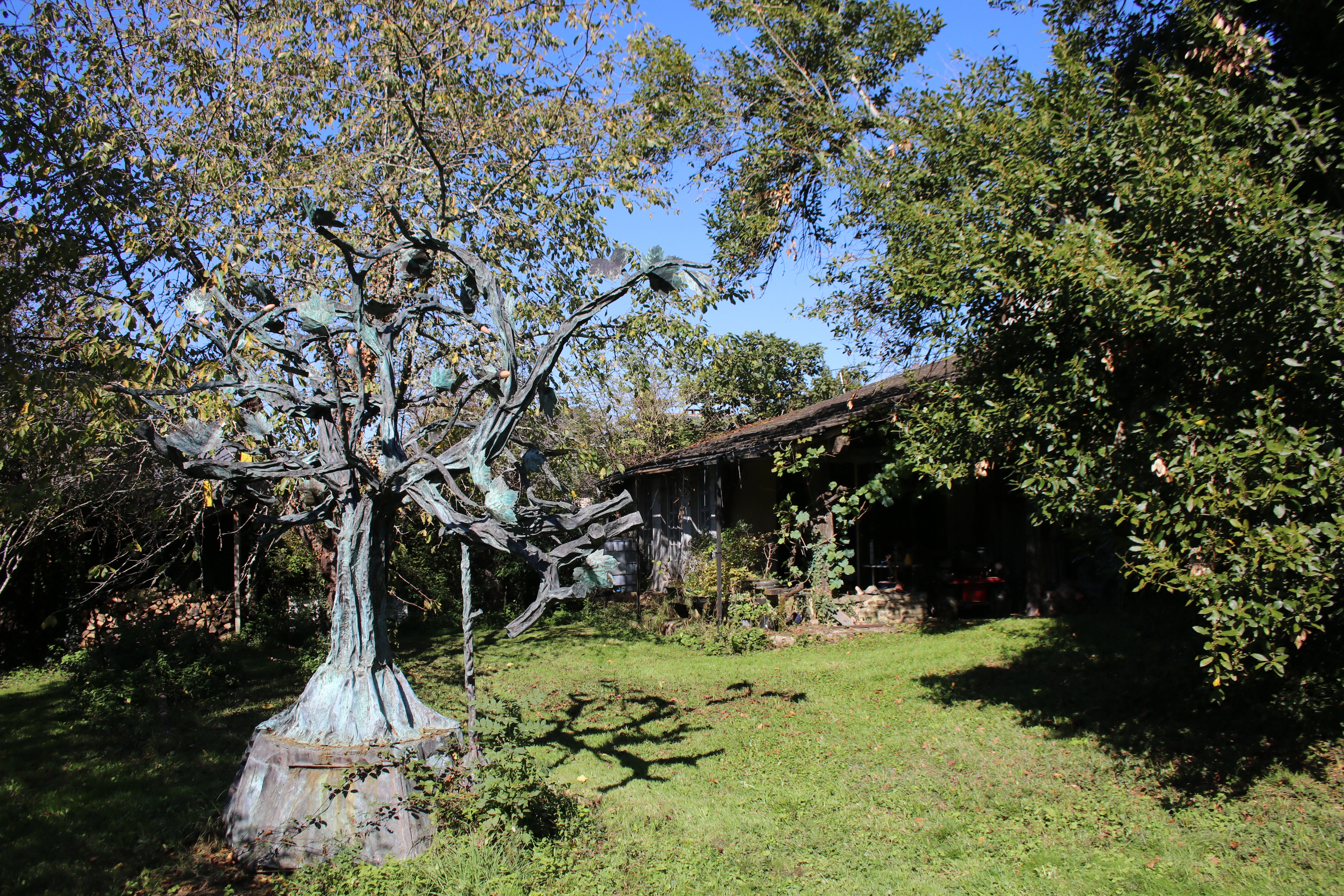 L'arbre en cuivre aux abords de l'atelier